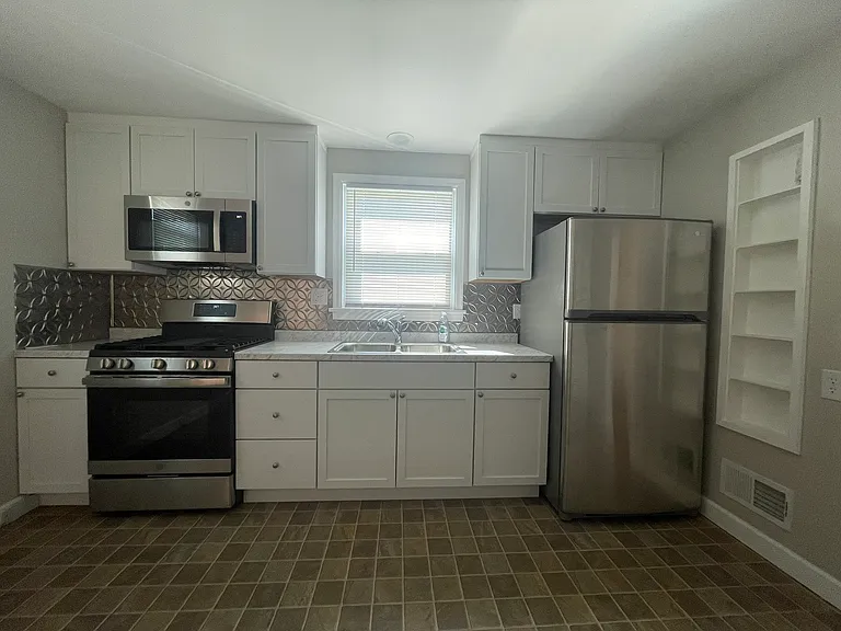 202 Elizabeth Dr — Photo 7