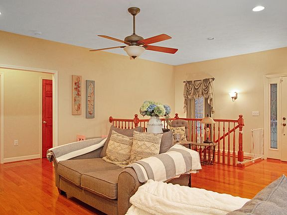 4th image of 105 Hickory Lake Ln