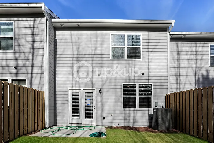 3 bed, 2.5 bath, 1421 sqft, $1,690 — Photo 2