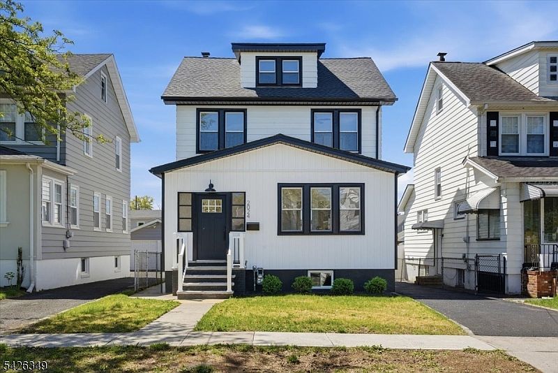1st image of 2024 Balmoral Ave
