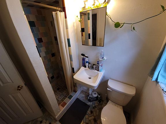 3rd image of 914 Hart St #400