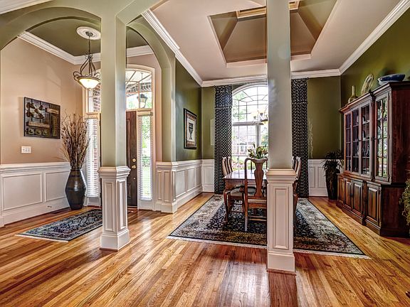 Deep tray ceiling in Din. Rm