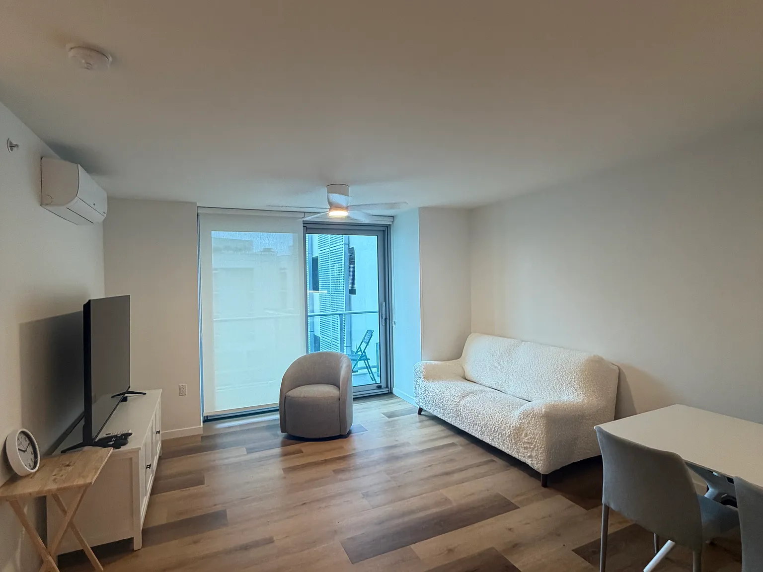 2 bed, 942 sqft, $4,700 — Photo 2