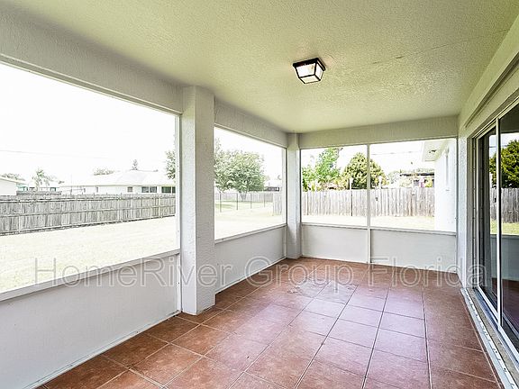 5th image of 556 NW Lincoln Ave