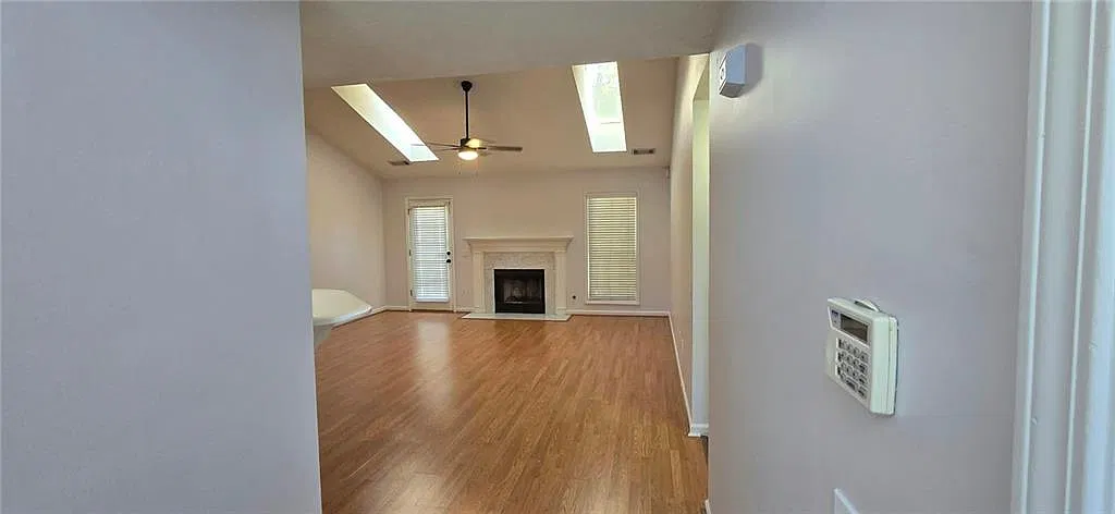 3 bed, 2.0 bath, 1560 sqft, $2,295 — Photo 3