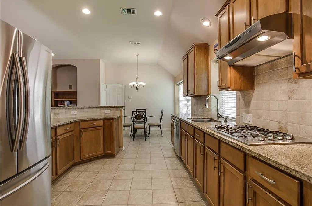 3 bed, 2212 sqft, $2,700 — Photo 4