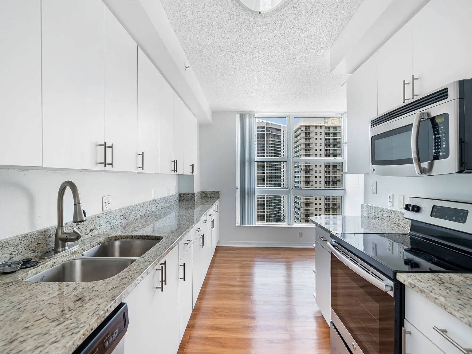 Yacht Club at Brickell Apartments — Photo 1