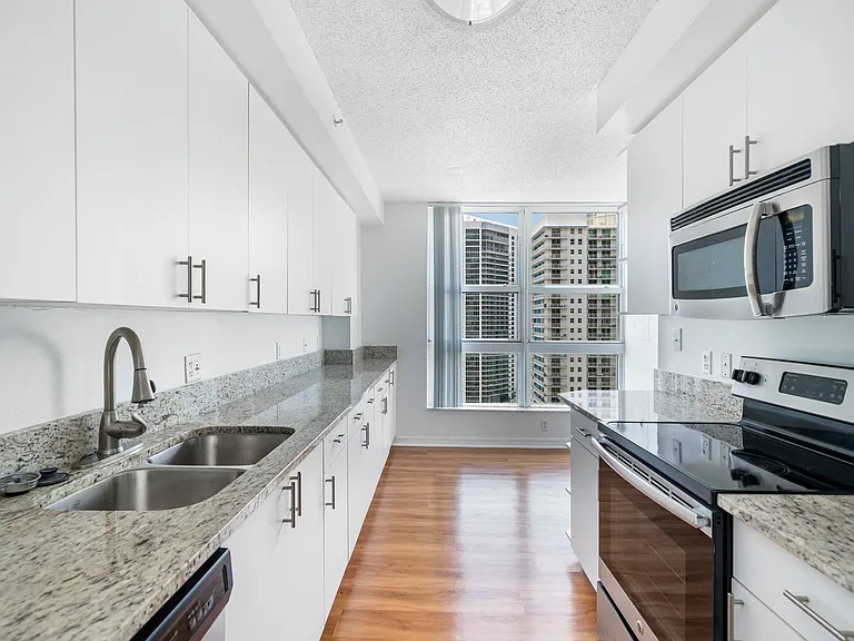 Yacht Club at Brickell Apartments — Photo 1
