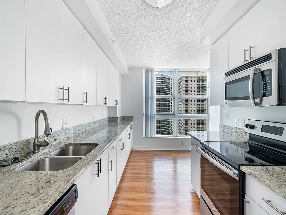 Yacht Club at Brickell Apartments