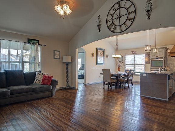 4th image of 2310 SW Avenue F