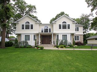 235 Revere Rd, Roslyn Heights, NY 11577