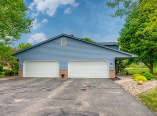 570 Oak Hill Cir, Chaska, MN 55318