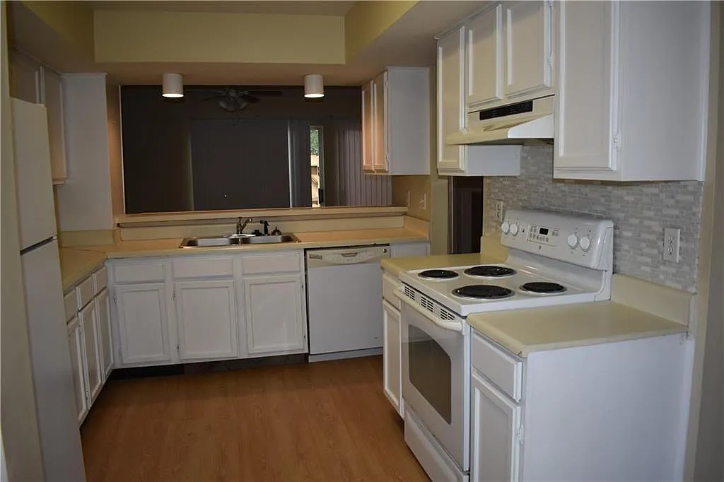 2 bed, 2.5 bath, 1288 sqft, $1,150 — Photo 3