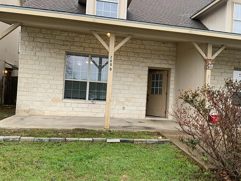 200 Sandstone Dr #D — Photo 1