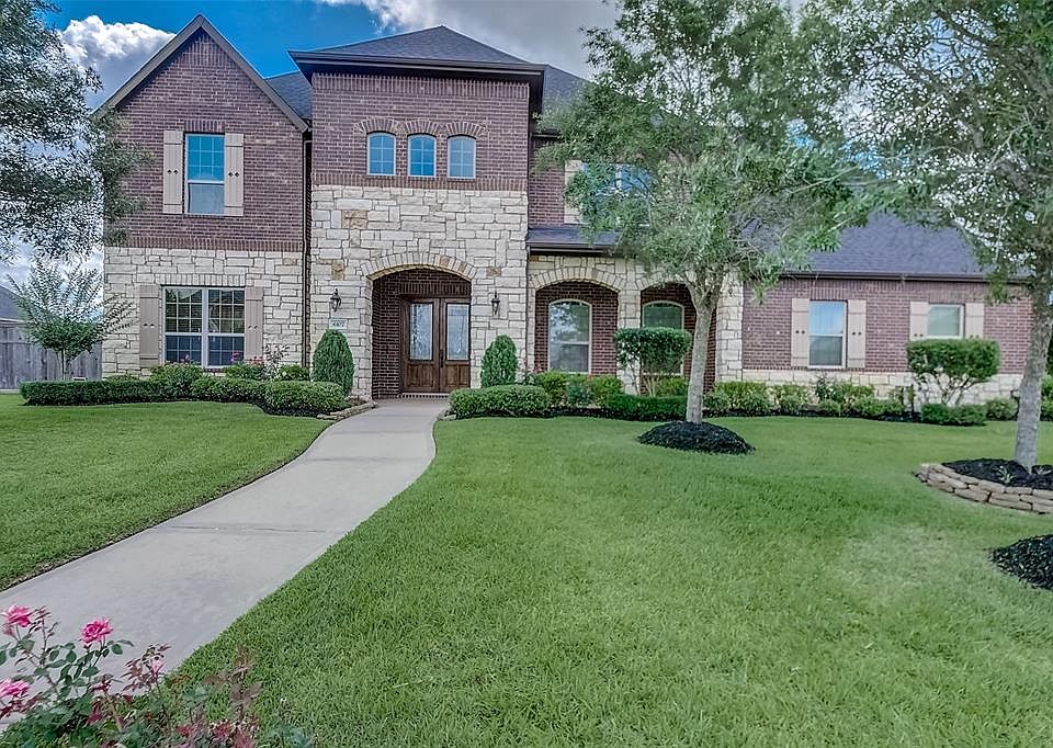 Beautiful David Weekley Home located on a 1/2 acre lot