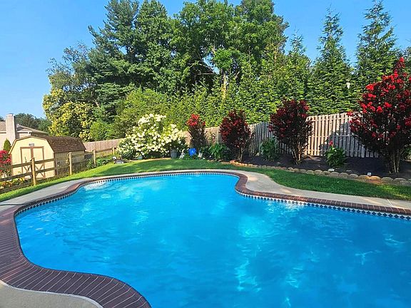 2nd image of 2189 Schaeffer Rd