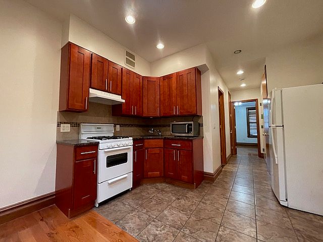 1st image of 526 6th Ave APT 3L