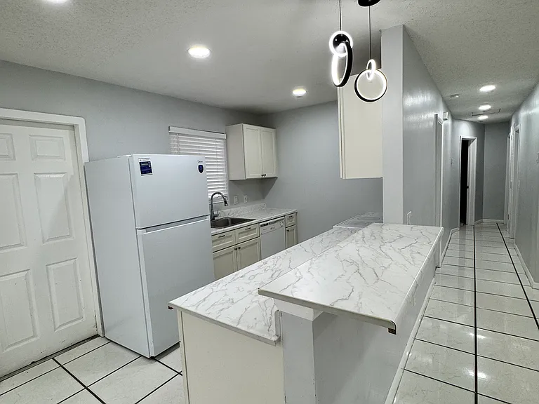 4230 NE 3rd Ave — Photo 2