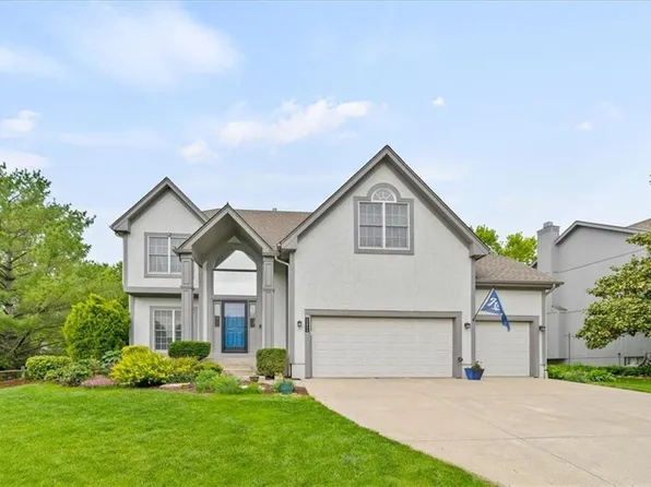 15924 Ash St, Overland Park, KS 66085