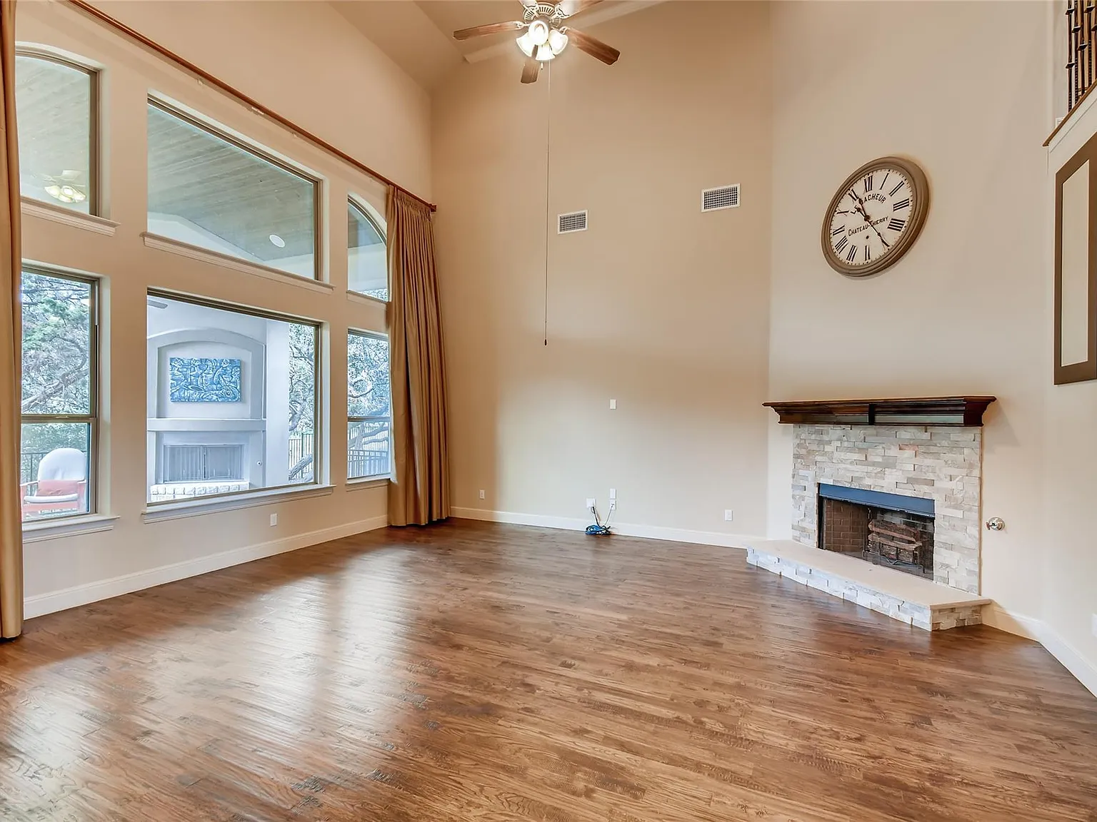 5 bed, 4.5 bath, 4542 sqft, $4,800 — Photo 3