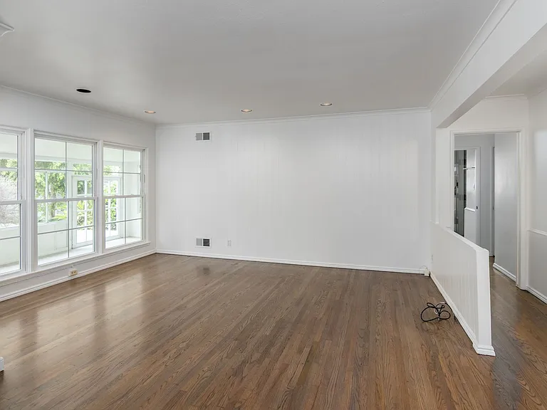 8129 Darby Ave — Photo 20