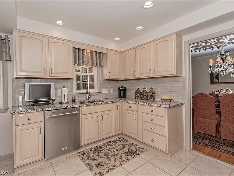 2415 Fenwick Rd — Photo 7