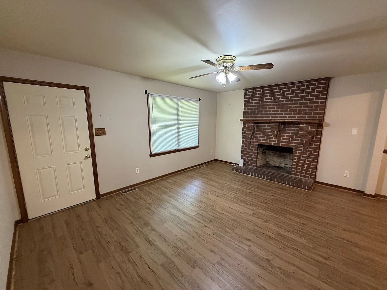3 bed, 1.5 bath, 1080 sqft, $1,990 — Photo 4