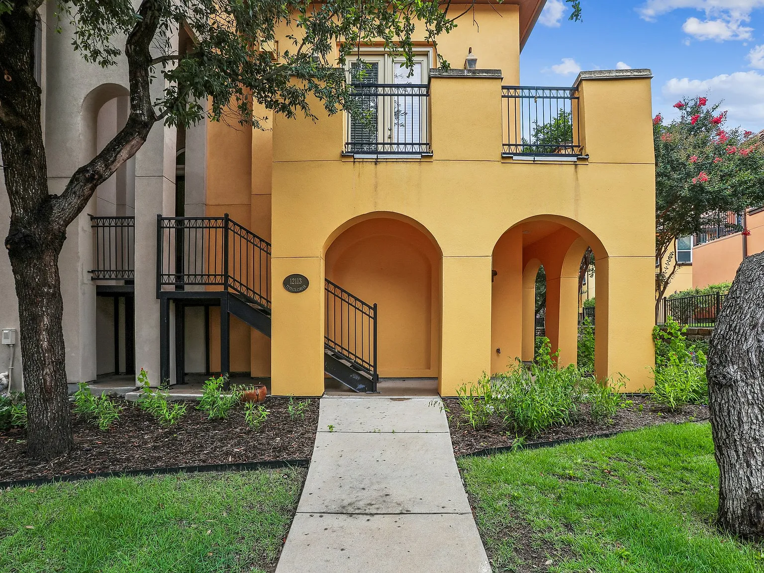 3 bed, 3.5 bath, 2456 sqft, $2,850 — Photo 2