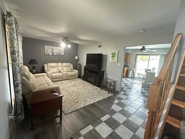 7005 Manchester Dr — Photo 2