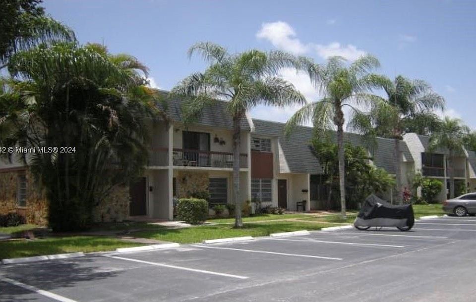 1st image of 5281 SW 40th Ave #15