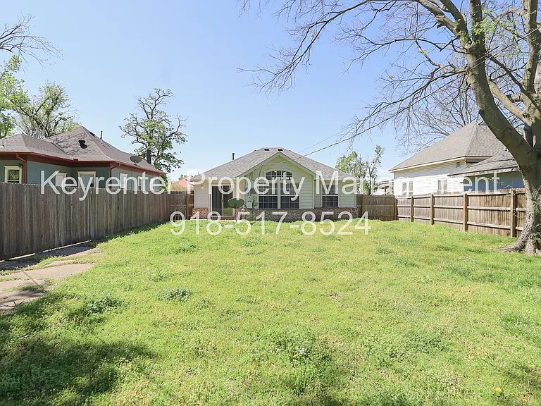 318 E Will Rogers Blvd — Photo 19