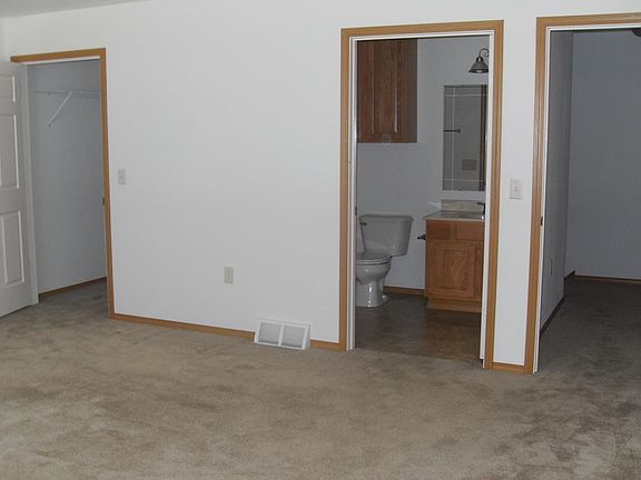 4th image of 240 Park Ln APT C