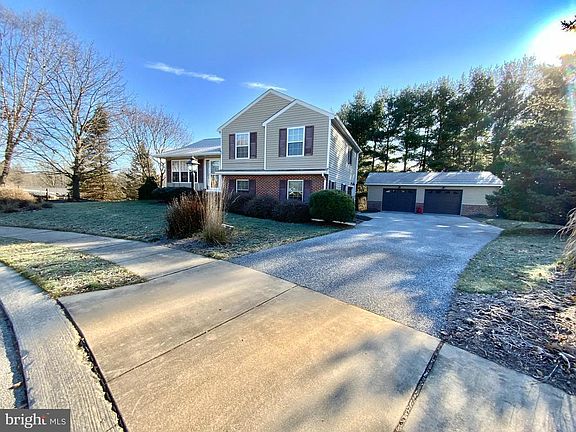 2nd image of 30 Sussex Cir