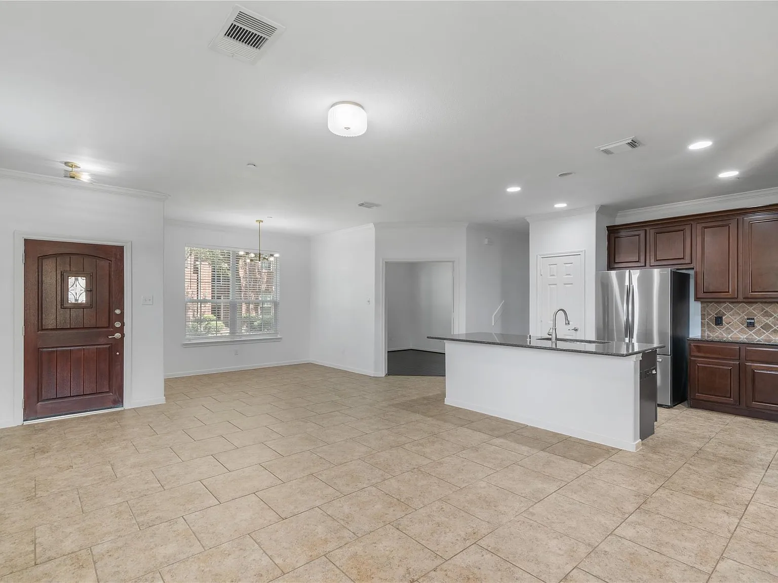3 bed, 2.5 bath, 2032 sqft, $2,400 — Photo 4