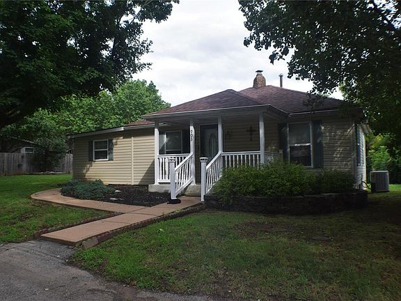 3rd image of 903 Pine St N