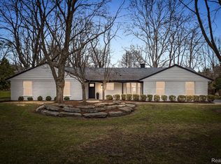 1081 Top View Rd, Bloomfield Hills, MI 48304