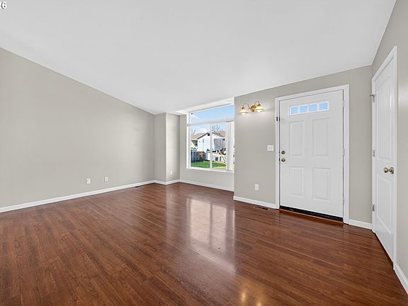4th image of 209 NE Rose Ridge Dr