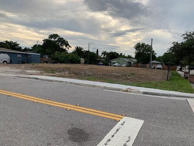 1st image of 923 N E Street