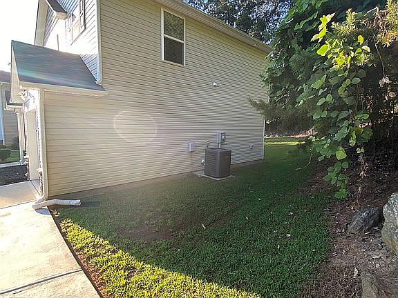 Side Yard (RIGHT)