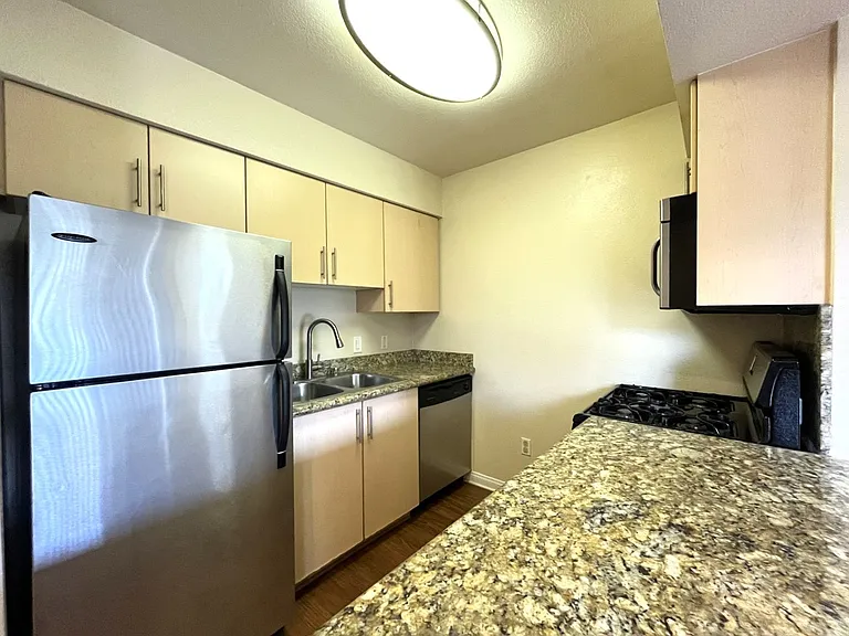 2160 Highpointe Dr #112 — Photo 6
