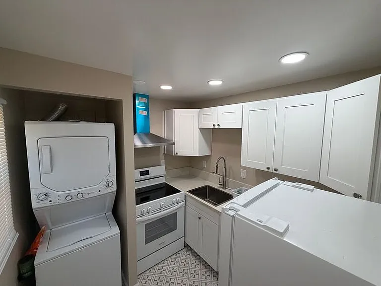 338 S Melrose Dr #4 — Photo 11