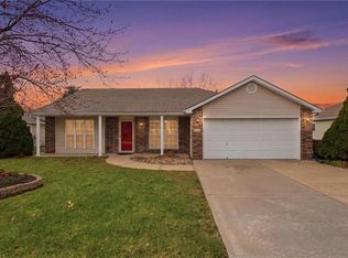 814 Coventry Ln, Raymore, MO 64083