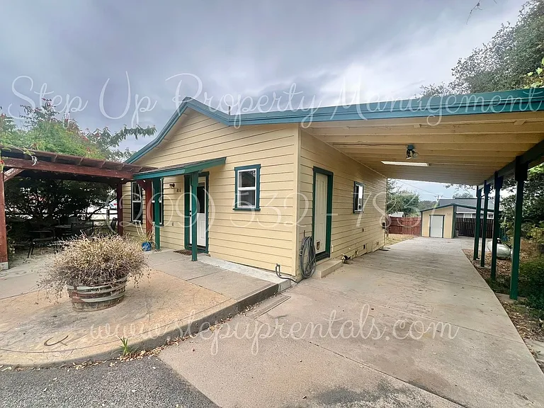 816 Oneida St — Photo 2