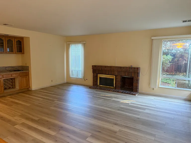 1885 Justino Dr — Photo 8