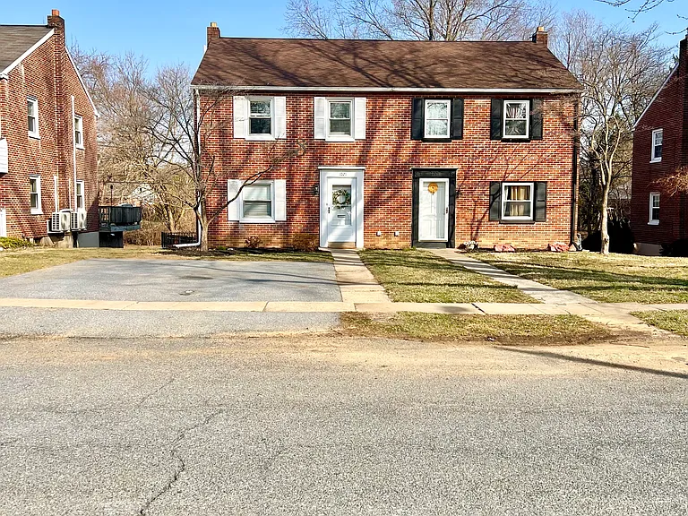 1021 Edgemoor Ct — Photo 2