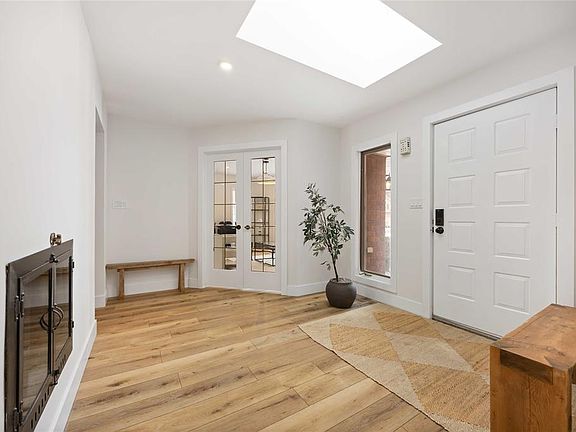 3rd image of 991 Lakeshore Rd