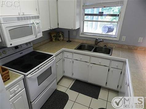 Nice Kitchen with window to lanai