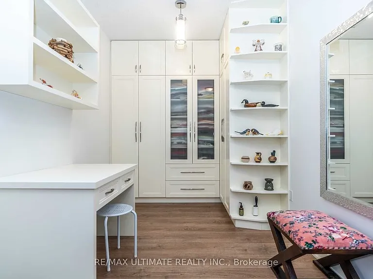 775 King St W #905 — Photo 6
