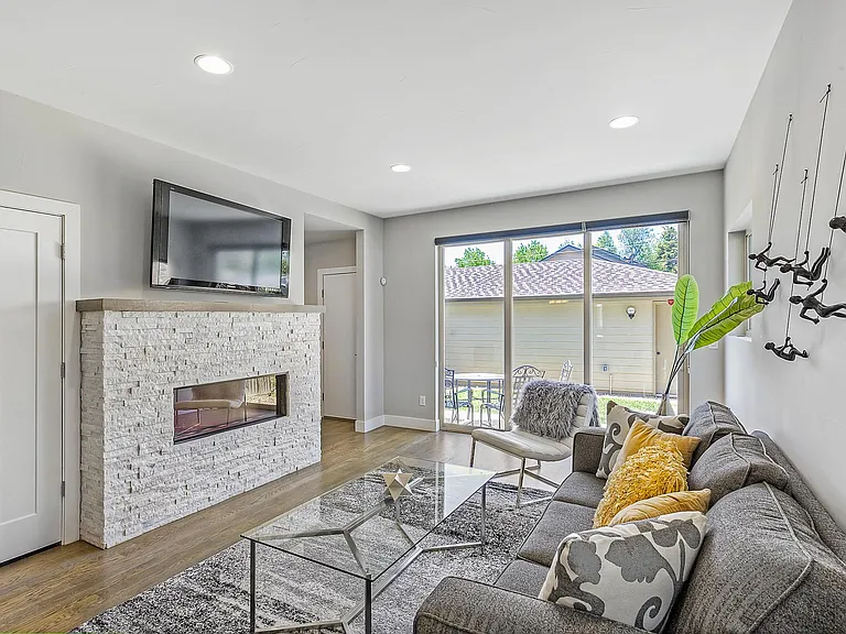 2433 S High St — Photo 23
