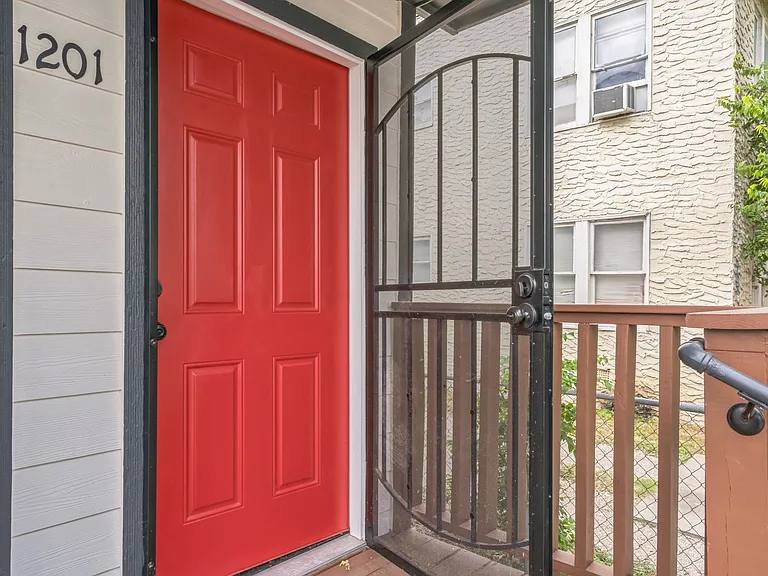 1506 W Woodlawn Ave — Photo 10